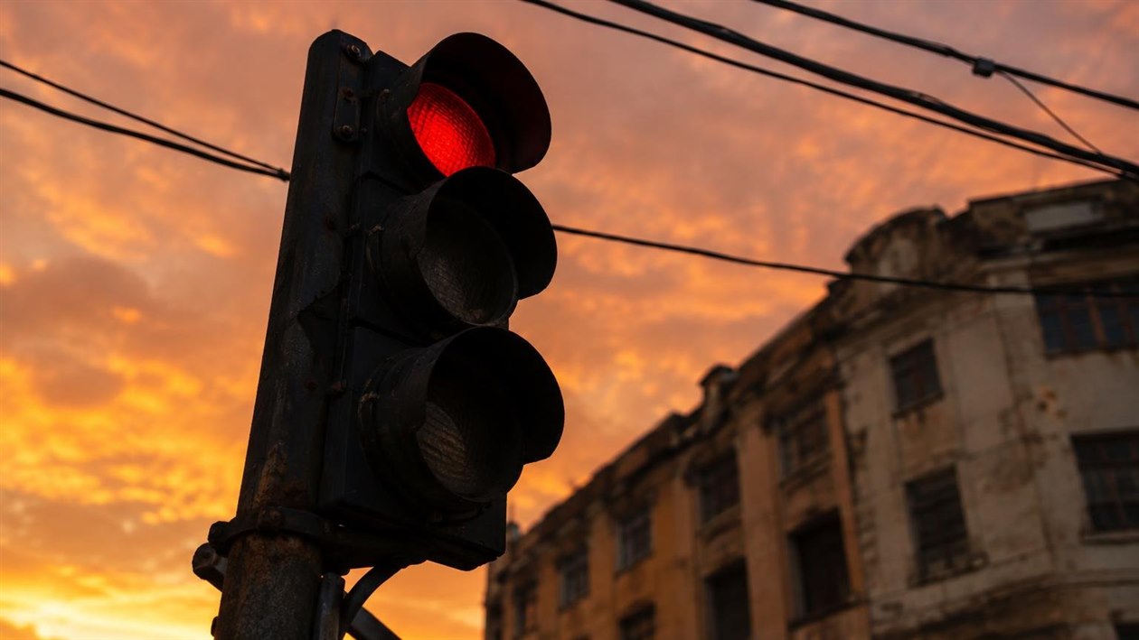 Por que o semáforo é vermelho, amarelo e verde — a resposta está nos trilhos do trem, não nas ruas