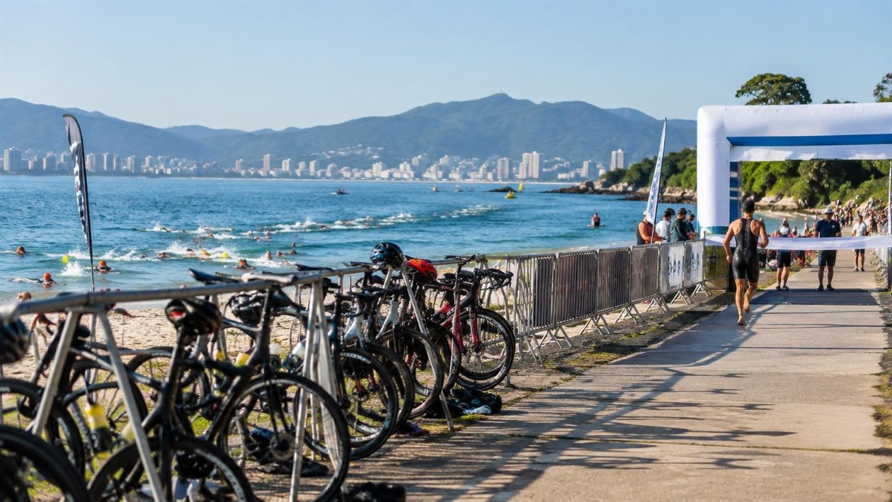 Aos 56 anos, capixaba completa o Ironman Brasil em 13 horas de prova
