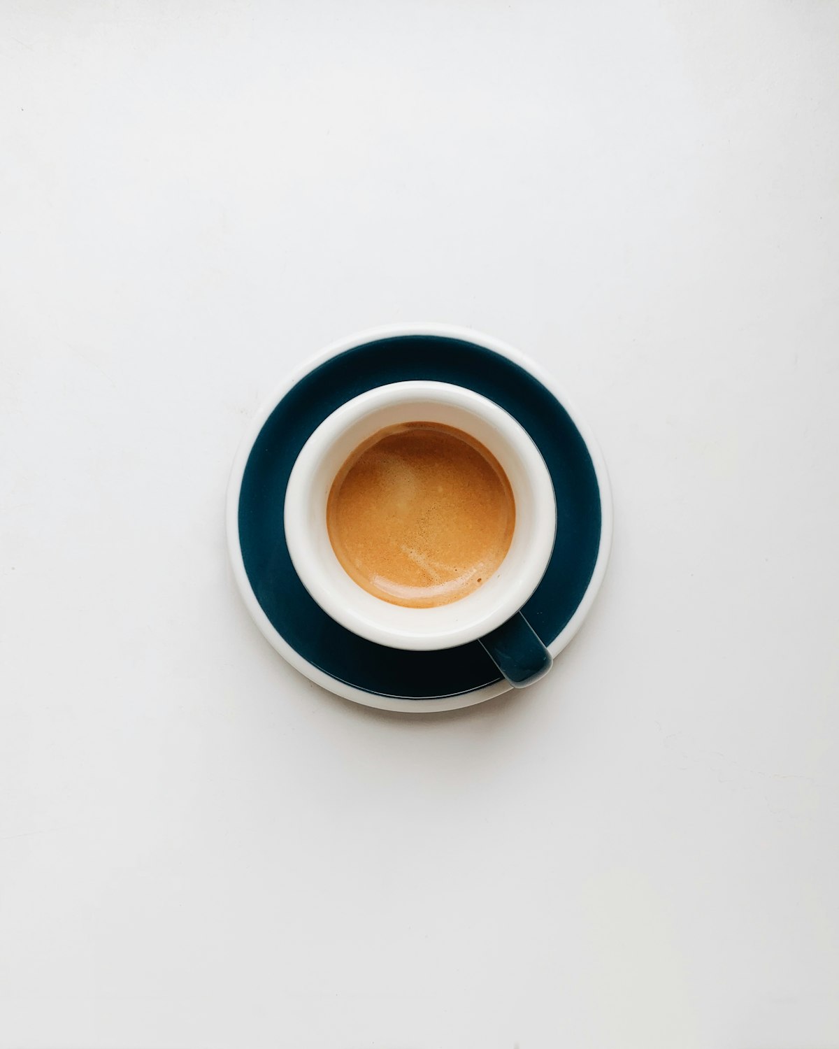 Como o cafezinho virou o jeito brasileiro de dizer "fica um pouco"