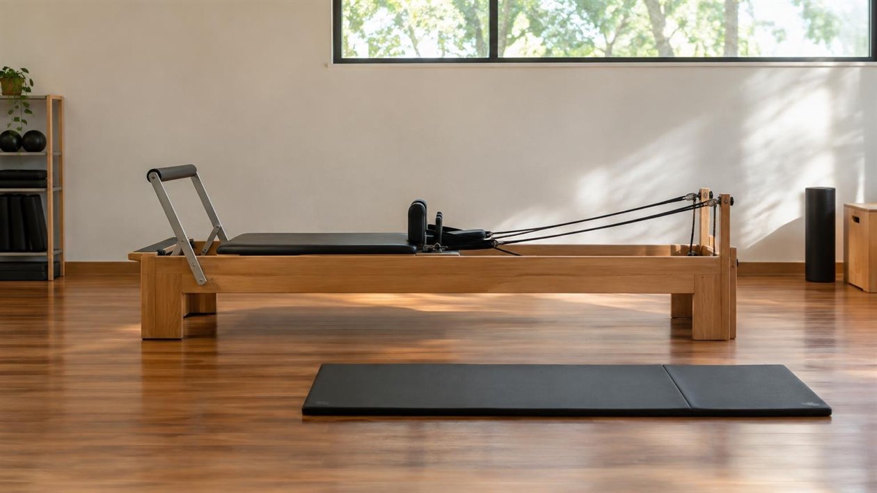 Solo ou aparelho: o que muda entre as duas formas de praticar Pilates