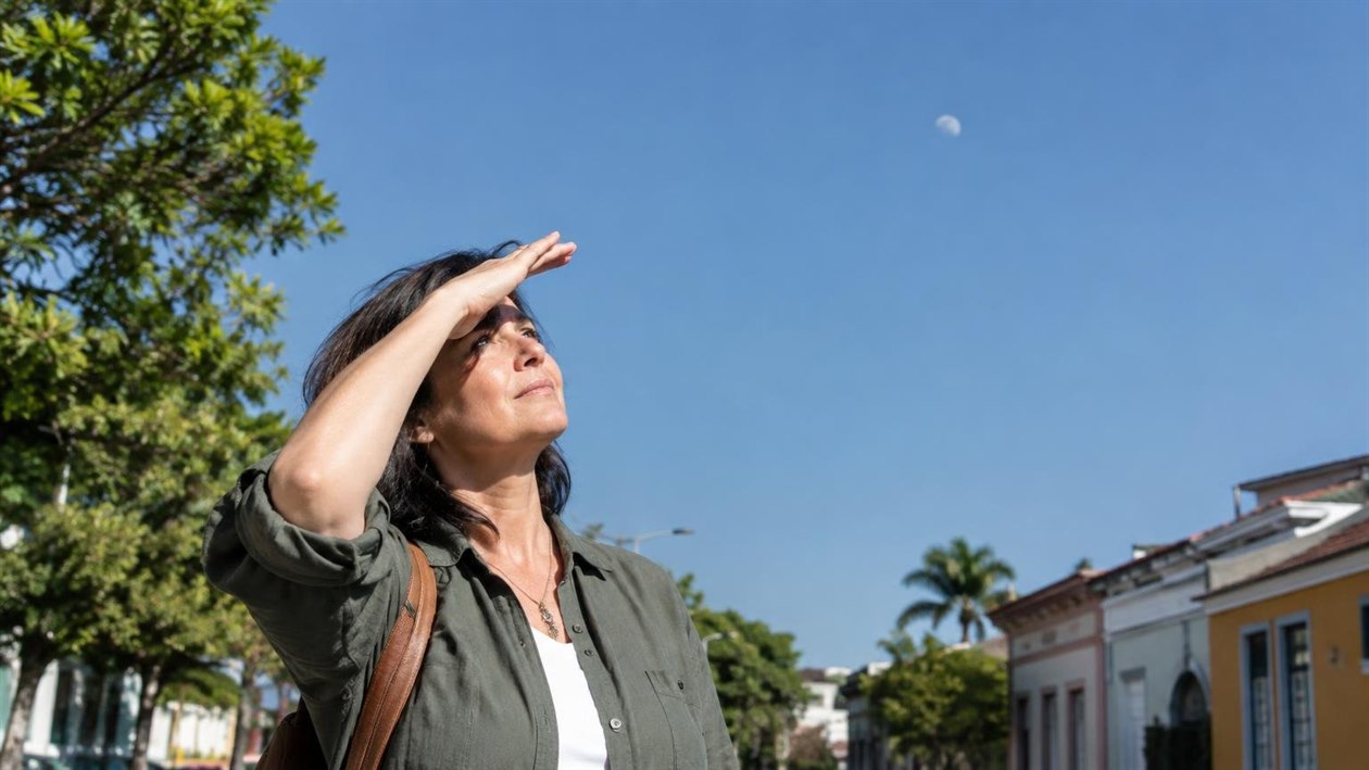 Por que a Lua aparece no céu em pleno dia