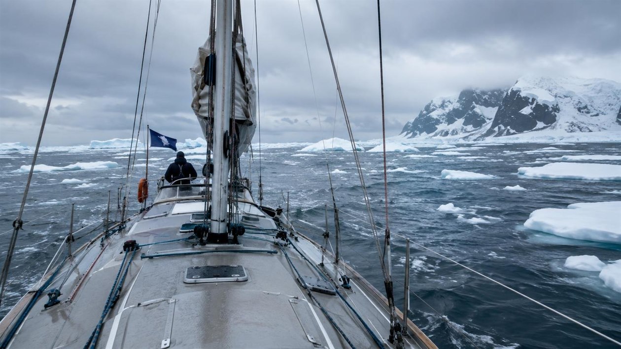 Aos 60 anos, brasileira faz travessia solitária inédita entre o Brasil e a Antártica